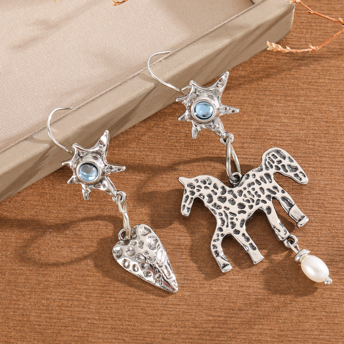 TEMU Creative Retro Style Upper Inlaid Synthetic Zirconia Hanging Embossed Heart Pendant Matching Spotted Pony Women's Pendant Earrings Suitable For