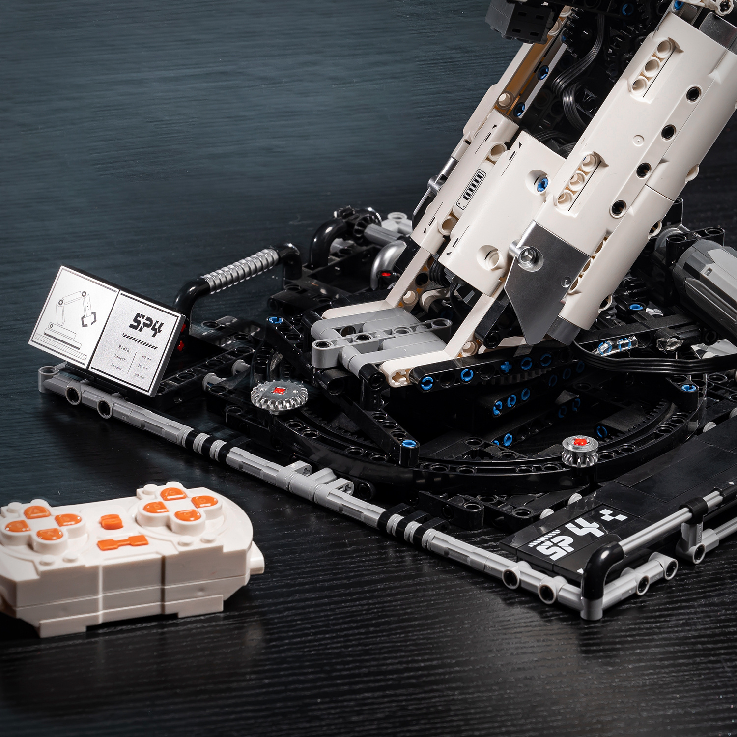 Sci-Fi Mechanical Masterpiece- 784pcs Smart Building Robot| 4-Motor 360° Rotation+ Gripping Arm+ Remote Control