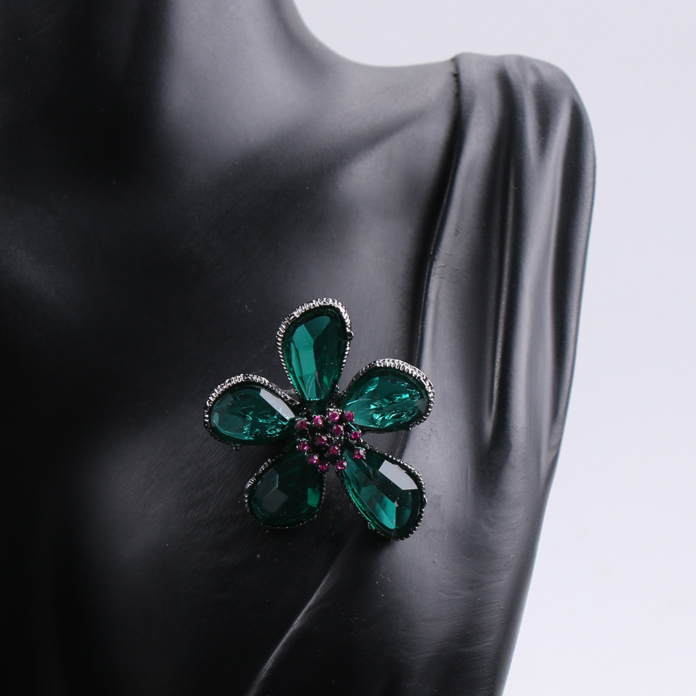 E-shop Stylische Kristall-Blumen-Brosche für Damen, ein dekorativer Anstecker, der Ihrer Garderobe ein kreatives Flair verleiht.