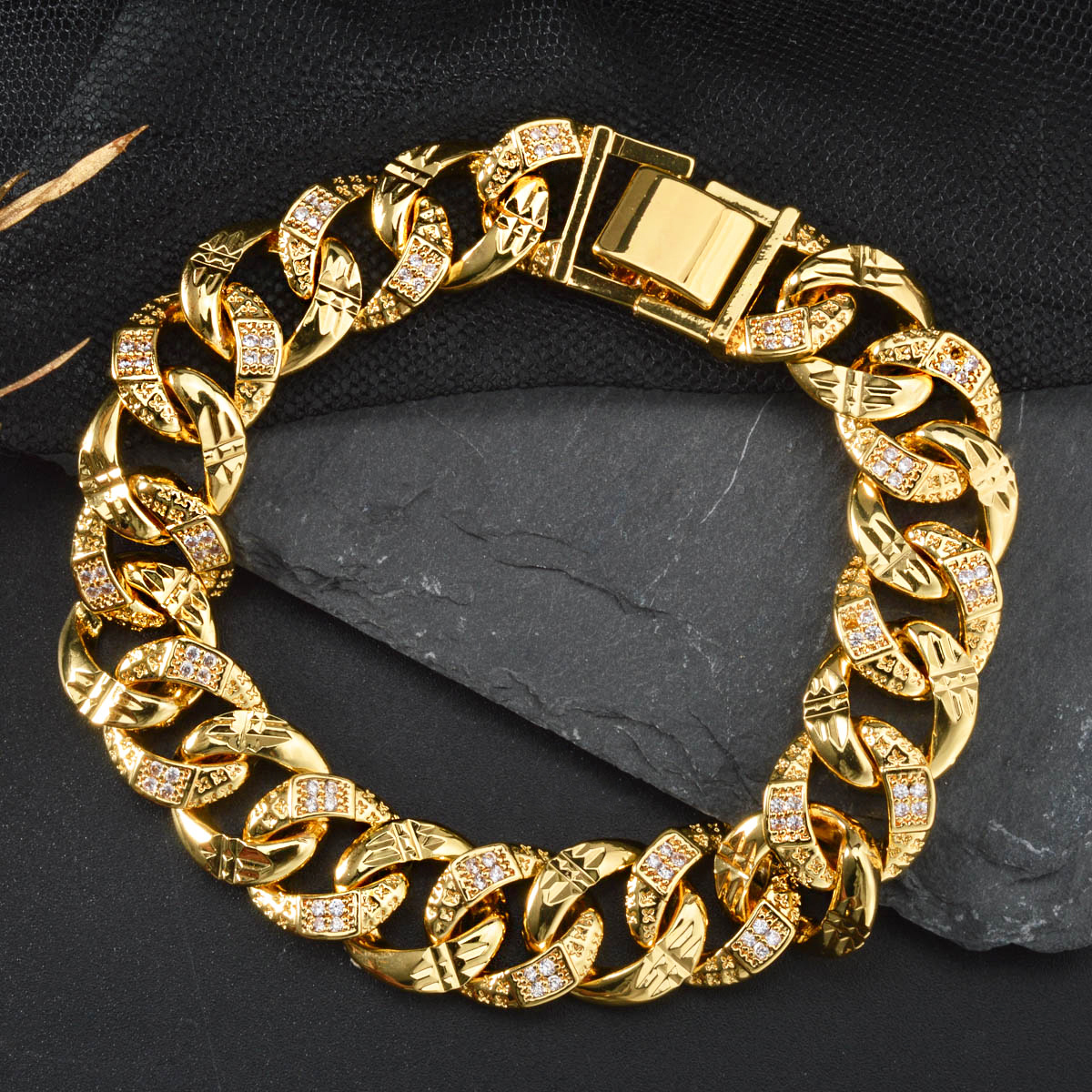 E-shop Armband im nahöstlichen Stil, neue modische Vintage-Version, breites kubanisches Gliederarmband mit synthetischem Zirkonia-Einsatz gehämmerter