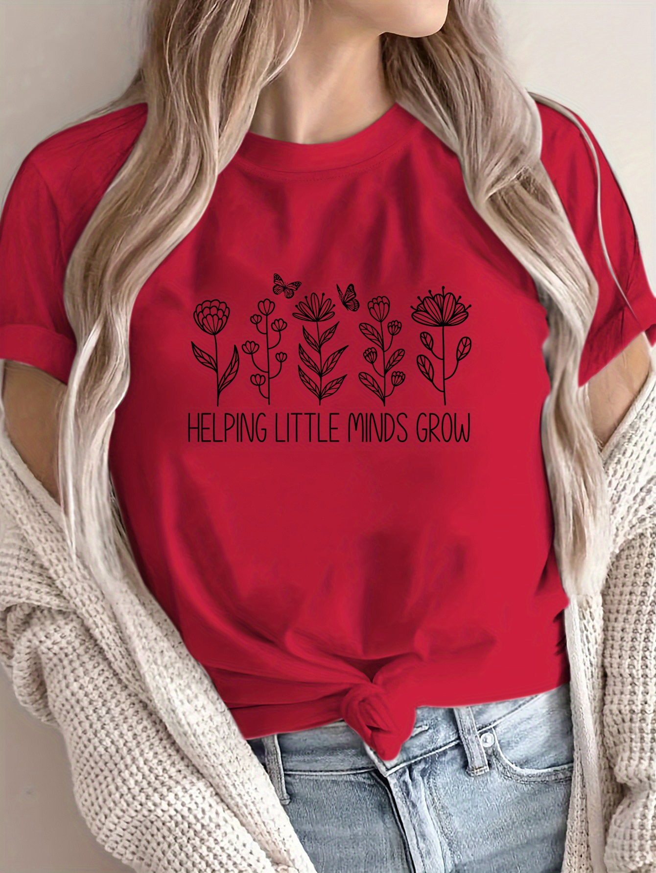 Camiseta Casual Inspirada em Educadores "Ajudando Pequenas Mentes a Crescer" com Estampa Floral e de Letras - Camiseta Rosa Suave de Manga Curta e Gola Redonda, Top Respirável Lavável à Máquina para Professores & Profissionais da Cuidado Infantil, Roupa Confortável, Mensagem Inspiradora, Uso em Todas as Estações
