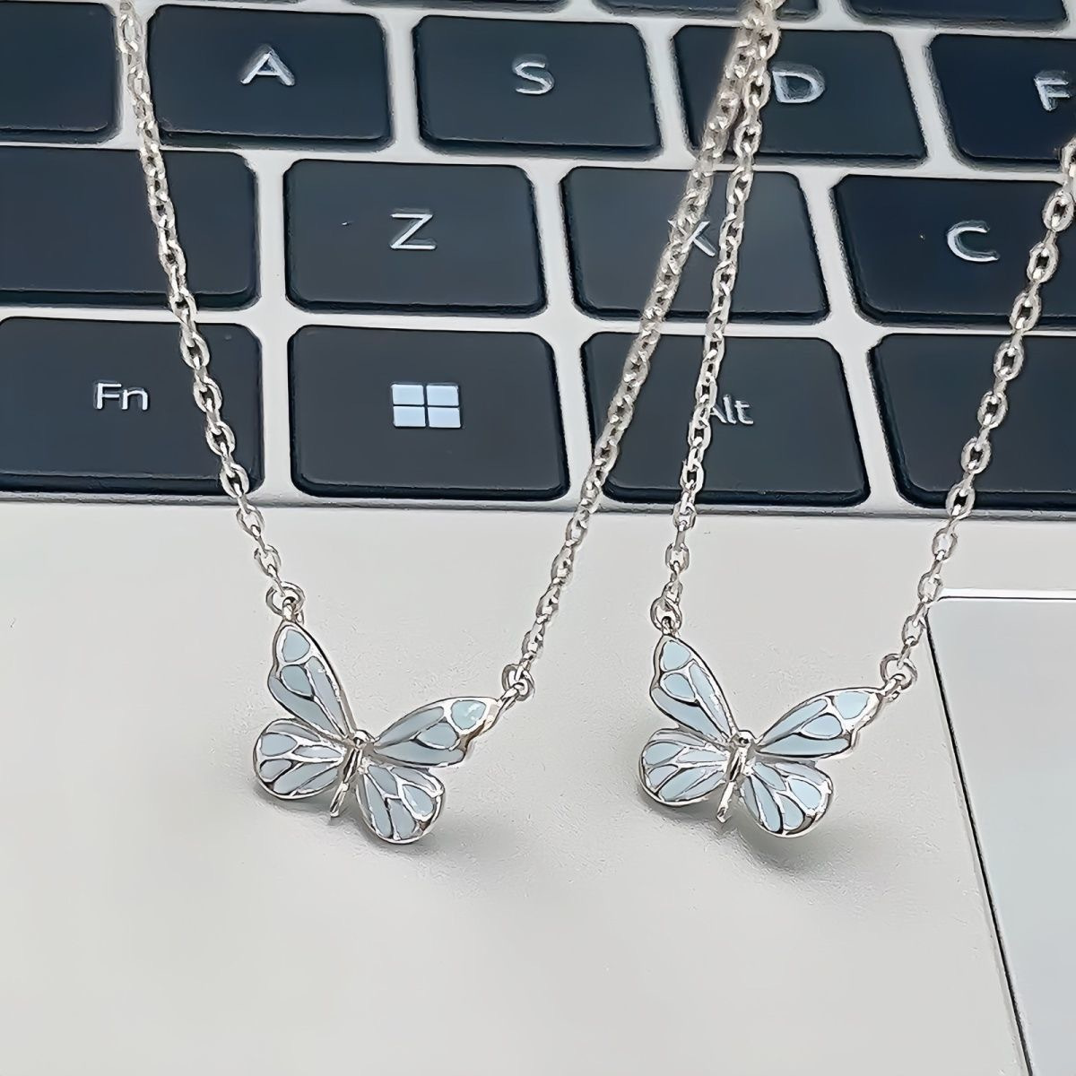 1 pieza, Collar de mariposa que brilla en la oscuridad, moda europea y americana, diseño innovador, collar de lujo azul luminoso, brazalete dinámico de mariposa, estilo forestal para mujeres, collar super alto, cadena de clavícula, regalo perfecto para jóvenes, adecuado para joyería casual o de festival de primavera y verano, regalo de cumpleaños/fiestas.
