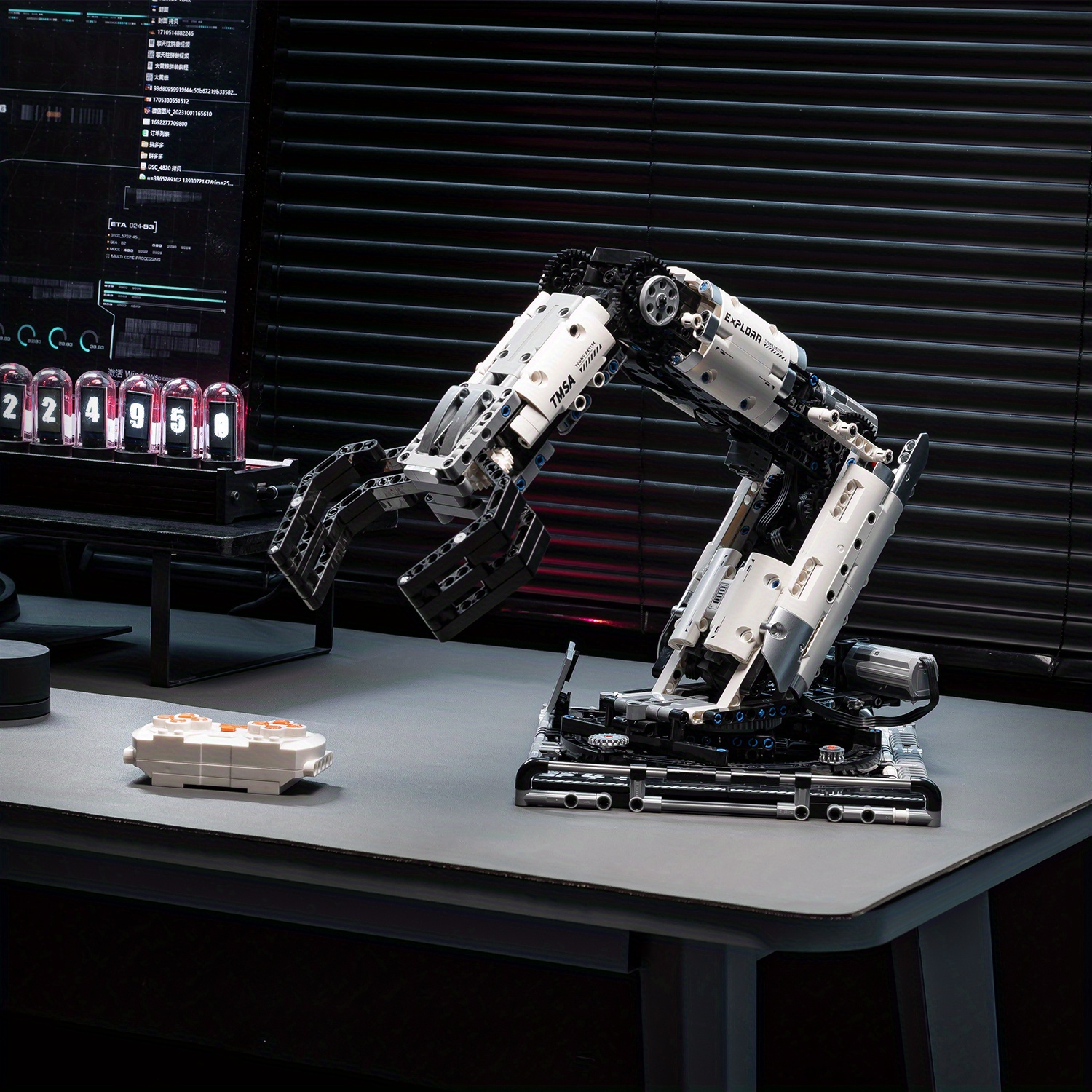 Sci-Fi Mechanical Masterpiece- 784pcs Smart Building Robot| 4-Motor 360° Rotation+ Gripping Arm+ Remote Control