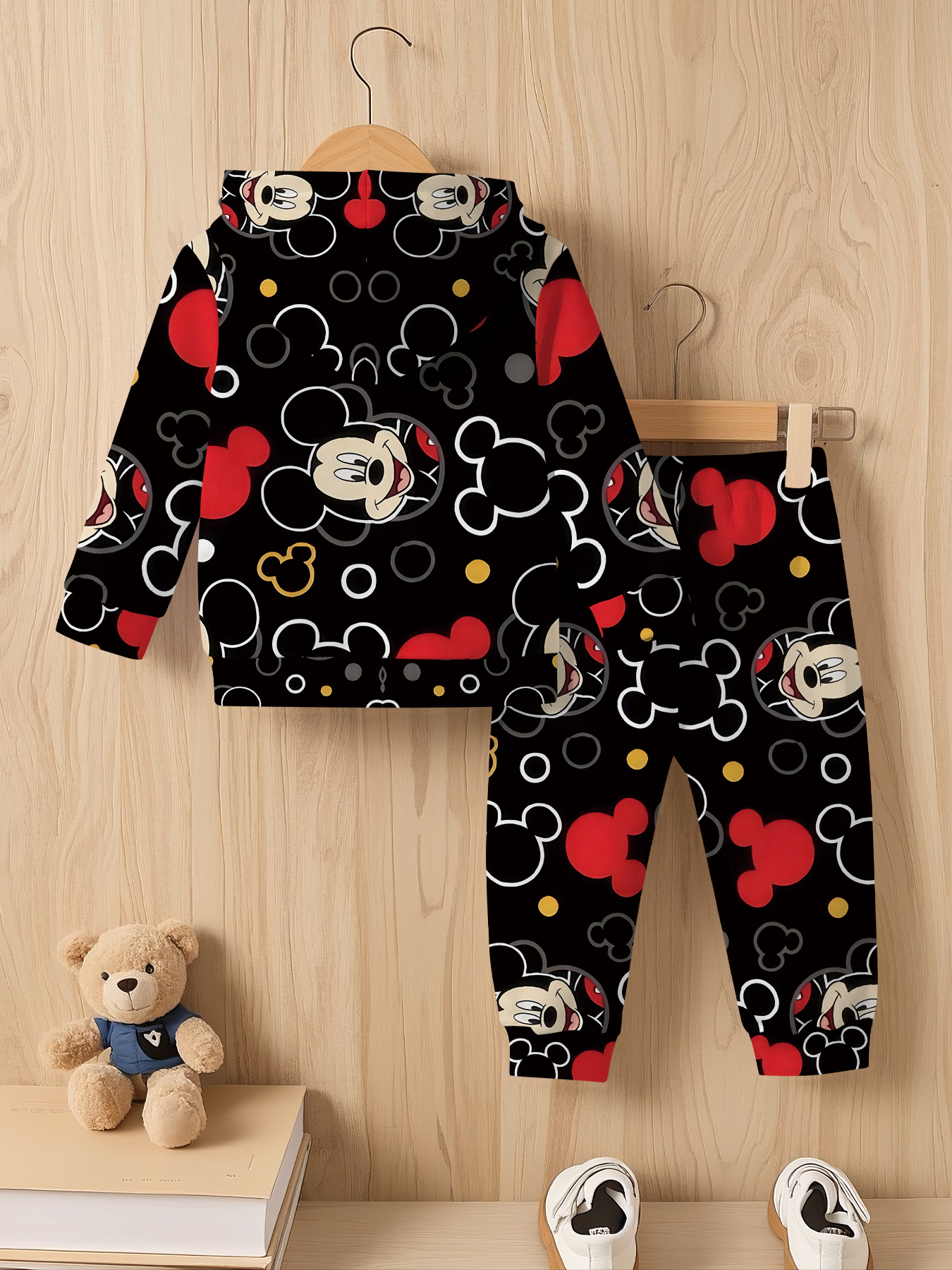 2-delig Jongens Disney Black Full Print Mickey Thema Digitale Print Design, Hoodie met Lange Mouwen en Broek Set, Geschikt voor Kinderkleding. Gemaakt van Comfortabele Stof, Perfect voor Lente- en Herfstseizoenen, Ideaal als Casual Sportoutfit, Geweldig voor Buiten Gebruik