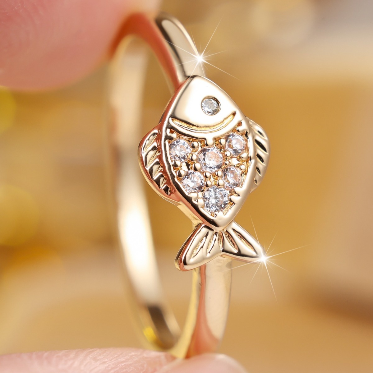 Men's Elegant Polished Fish-Shaped Synthetic Zircon Ring