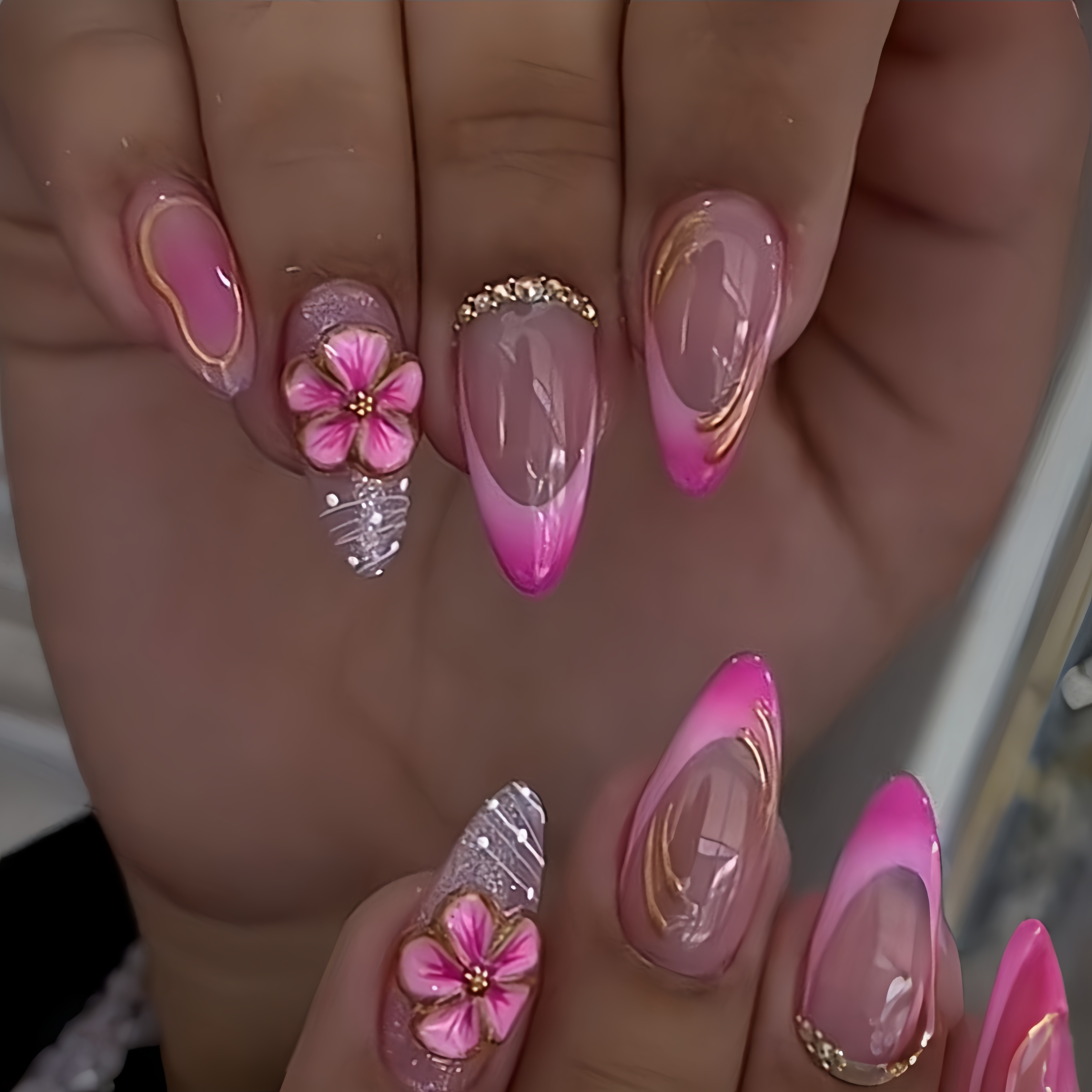 E-shop 24 Stück Rosa 3D Reliefmuster Strass-Design Mandelnägel Französischer Stil Nägel Damen Nägel Blumen-Streifenmuster Schöne Moderne Press-On Nägel
