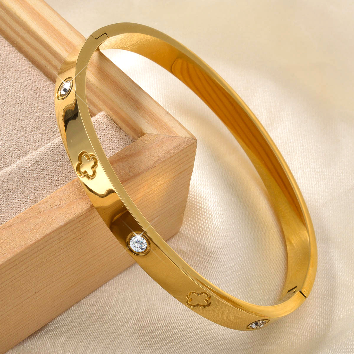 TEMU . minimalistisches Damen-Armband aus Edelstahl mit vierblättrigem Kleeblatt-Dekor, geeignet für Ausflüge, Urlaub, Paar-Dates mit Freunden