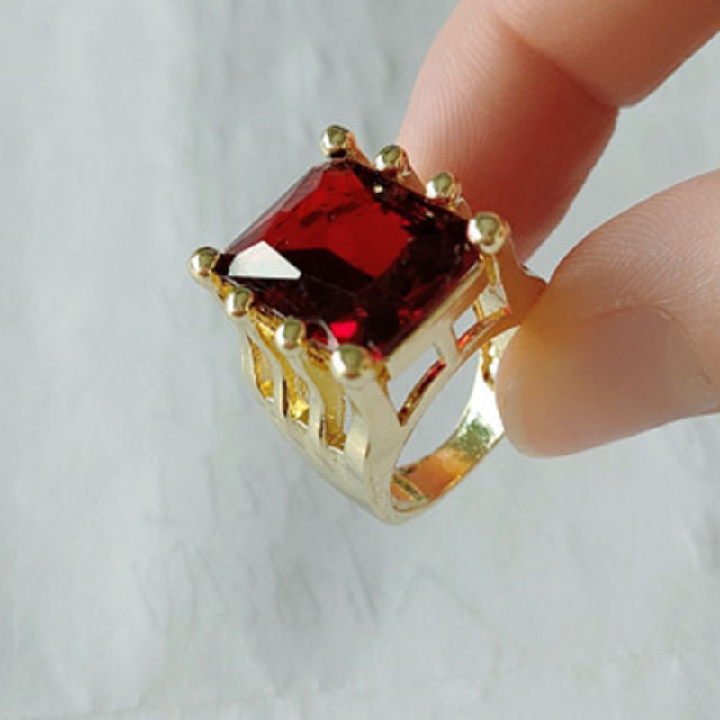 

1pc Elegant Square-cut Women's Ring In Golden Setting With Red/green Gemstone - Simple & Stylish Casual Attire, Alloy Material