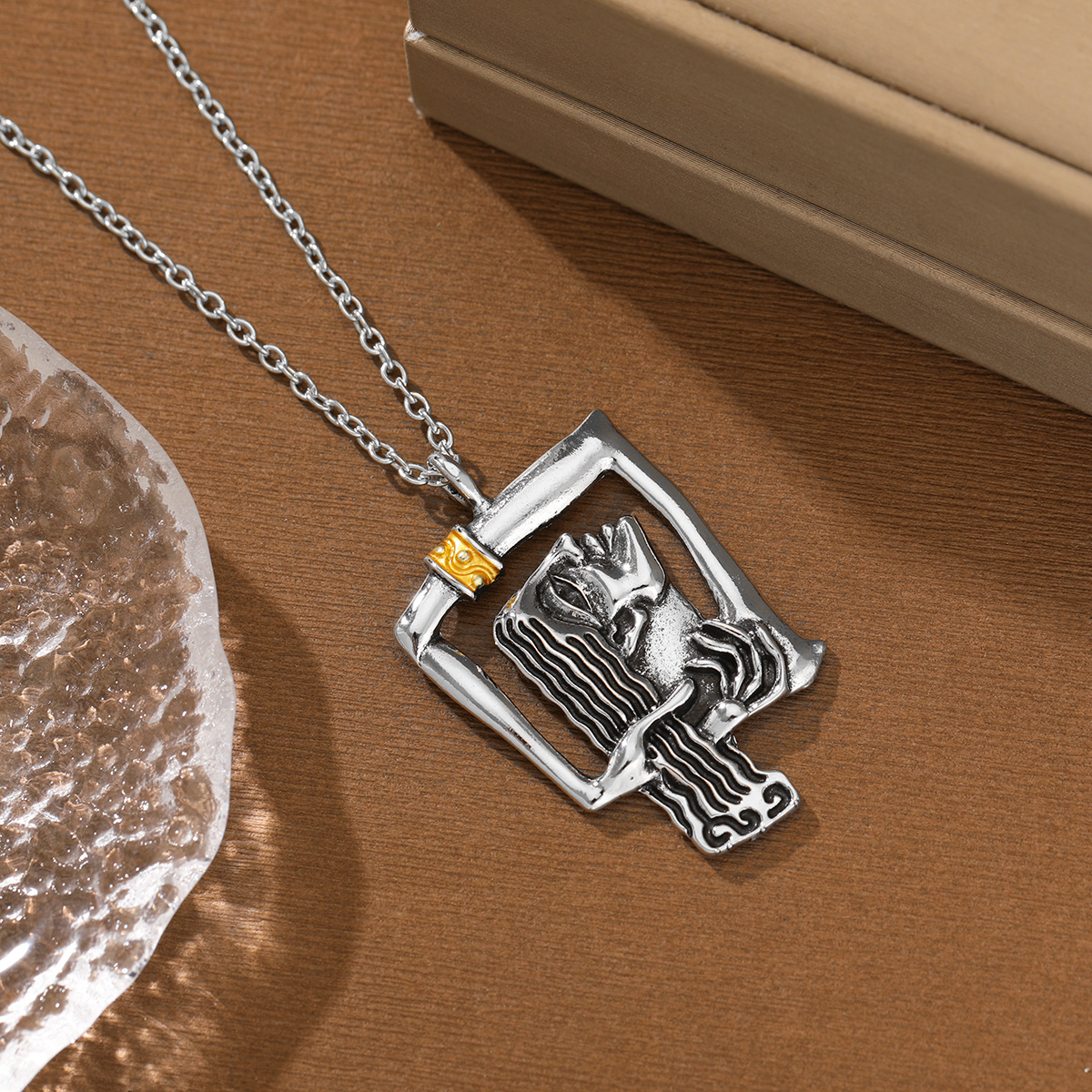 TEMU Collier pour femme avec pendentif carré, style rétro facile, design et relief du visage, idéal pour les quotidiens, , les vacances et toutes les