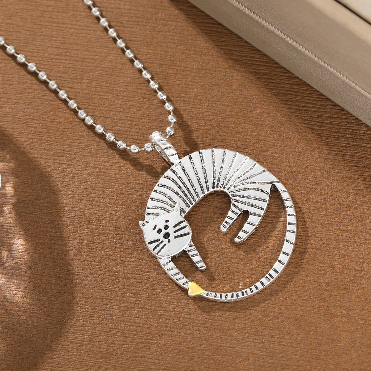 Image of Lovely And Simple Circular Pendant With Engraved Lines, With A Kitten And A Heart, A Women's Necklace Ideal For Daily Commuting And Casual Wear, A Top For Birthday Gifts, Women's Jewelry