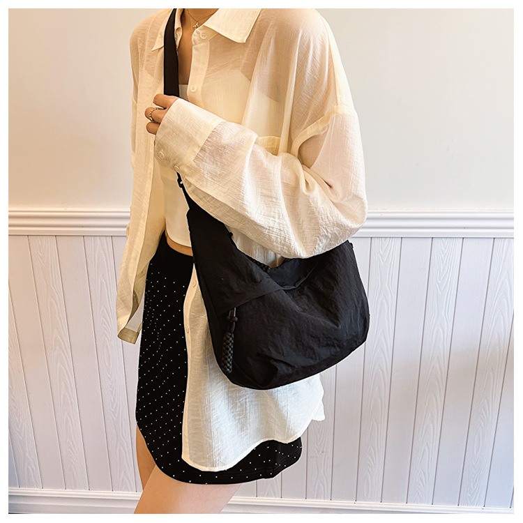 Borsa hobo in tela con nappe e tracolla larga regolabile_voghion.com