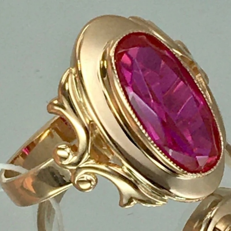 E-shop Majestätischer und retro goldenfarbener, ovaler Ring, kombiniert mit rotem synthetischem Zirkonia, ist exquisite und elegant, ein