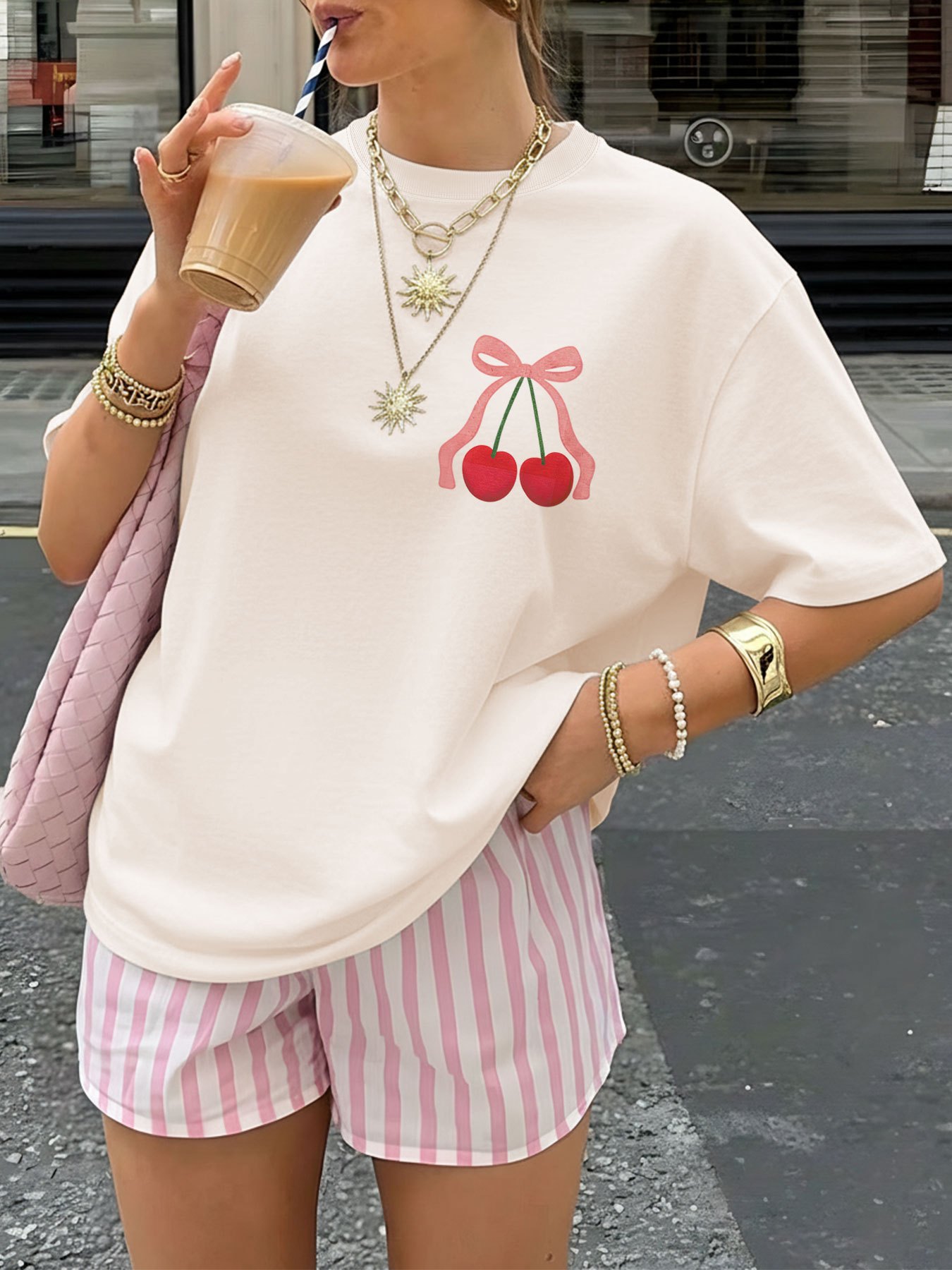 dubbelzijdig bedrukt valentijnsdag dames lente- en zomerkleding met een vintage   met rode lippen, strikken en  . elegant, modieus, losvallend, ronde hals, bedrukt, korte mouw, oversized t-shirt
