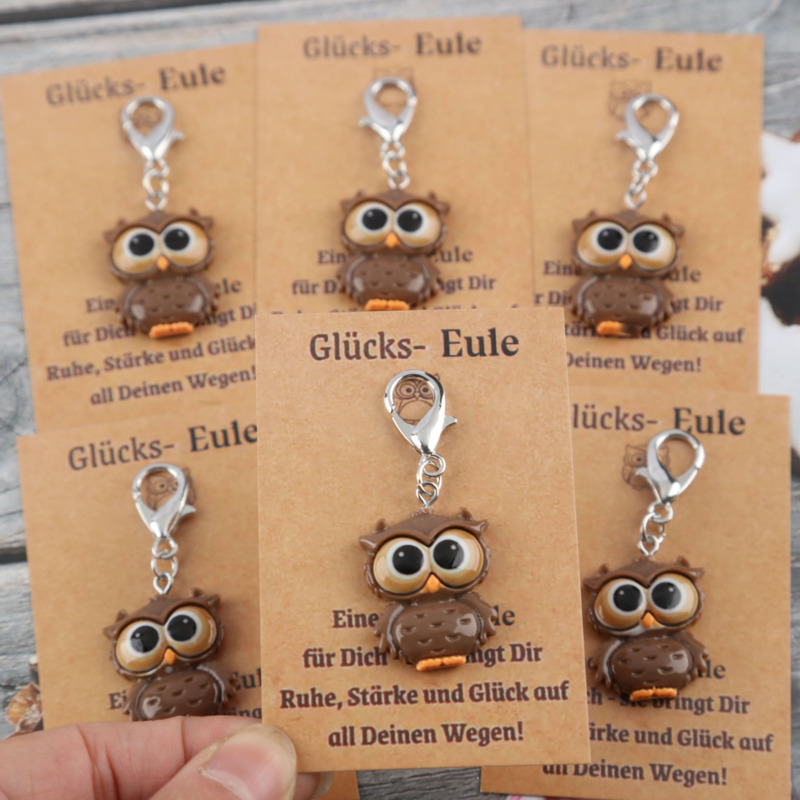 E-shop 6-teiliges Set Niedliche Harz-Eulen-Schlüsselanhänger mit Inspirierender Zweisprachiger Grußkarte – Glücksbringer für Familie Freunde,