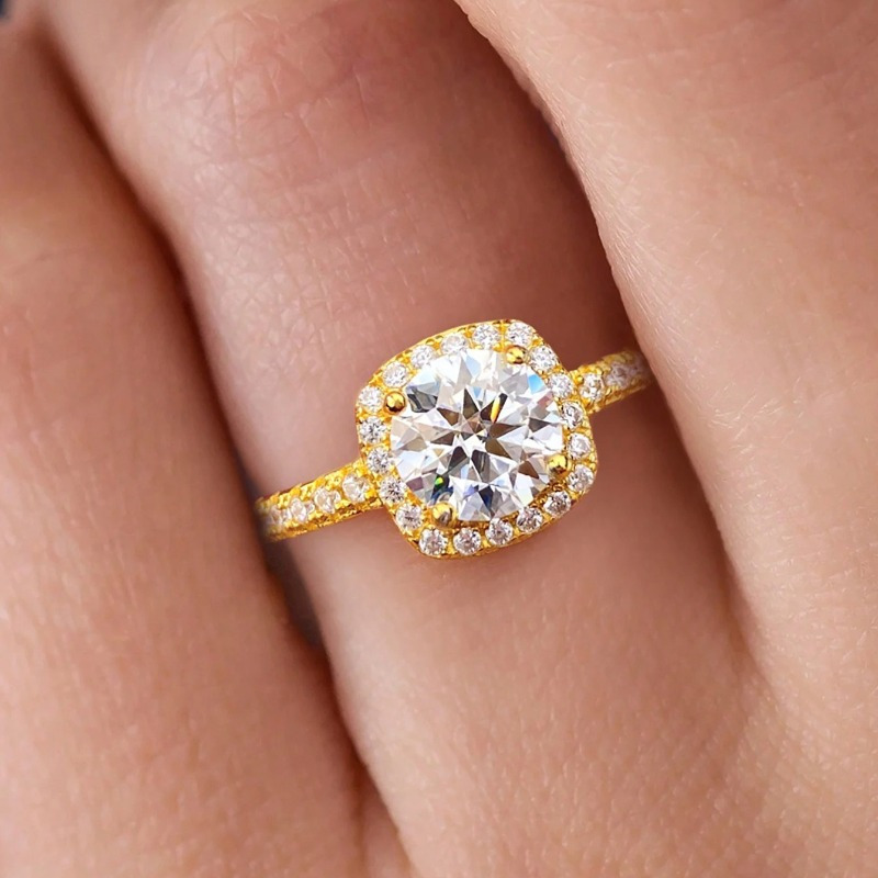 Women's 1 Carat Round Cut Moissanite Solitaire Engagement Ring