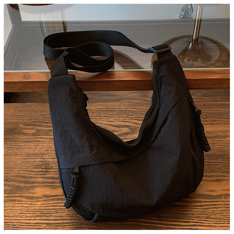 Borsa hobo in tela con nappe e tracolla larga regolabile_voghion.com