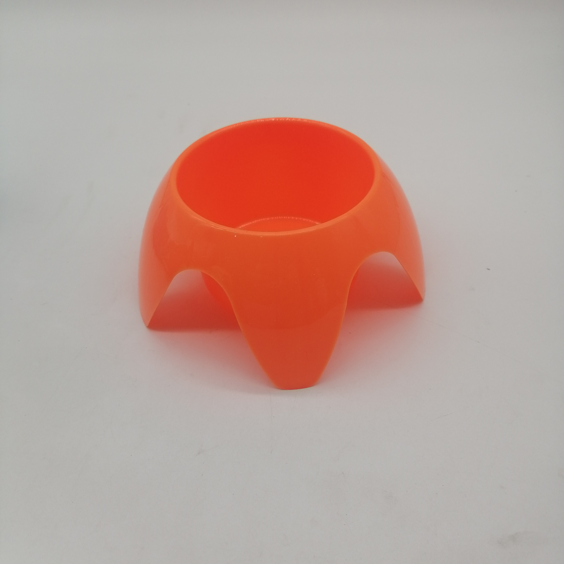 a portable plastic tray for outdoor use designed as a multifunctional cup holder for the beach and camping details 8