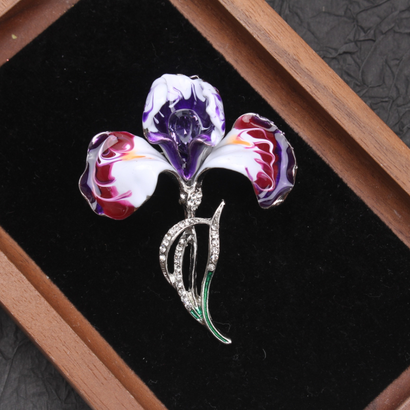 E-shop Exquisite Iris-Brosche mit lila Emaille & Akzenten, künstlerisch eleganter Schmuck für Damen, , um Outfits mit raffiniertem Glanz zu veredeln,