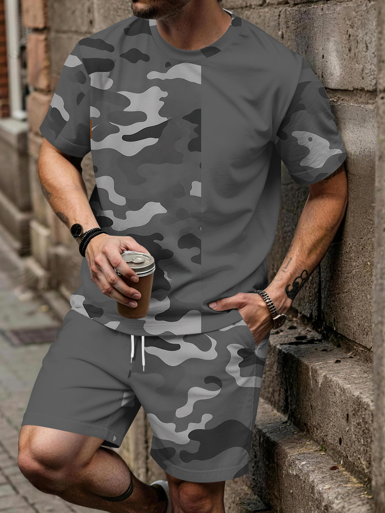 Ensemble Homme Camouflage Patchwork Gris Ensemble décontracté à manches courtes pour homme pour le printemps/été et les vacances, Patchwork camouflage gris, Ensemble tendance à manches courtes avec short, Tenue tendance style vacances, Style décontracté sportif et respirant, Le cadeau de vacances parfait pour homme