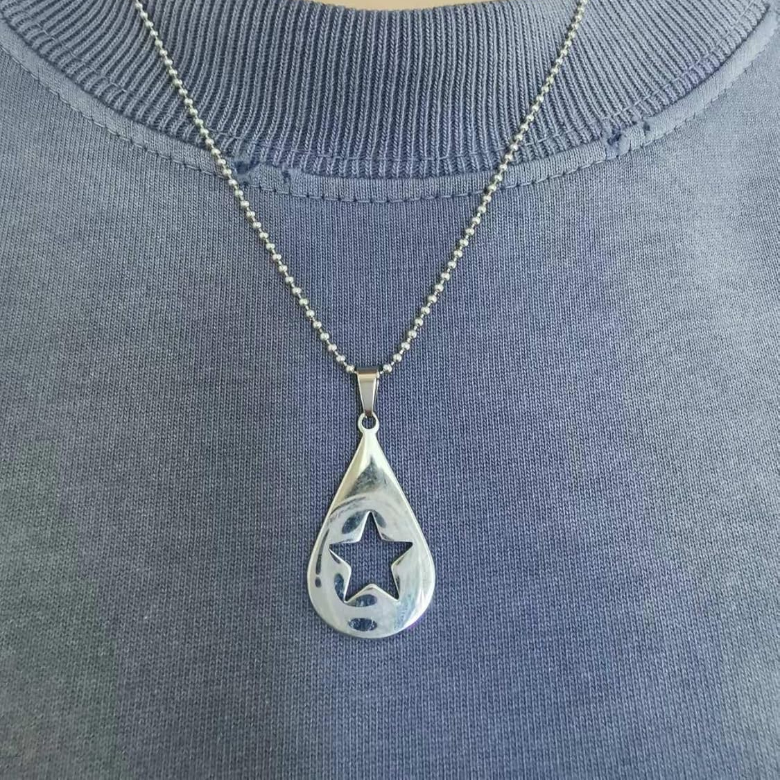 TEMU Un collier minimaliste et élégant avec une chaîne de billes d'étoile et un plectre de guitare, fabriqué en acier inoxydable . Cette bijouterie