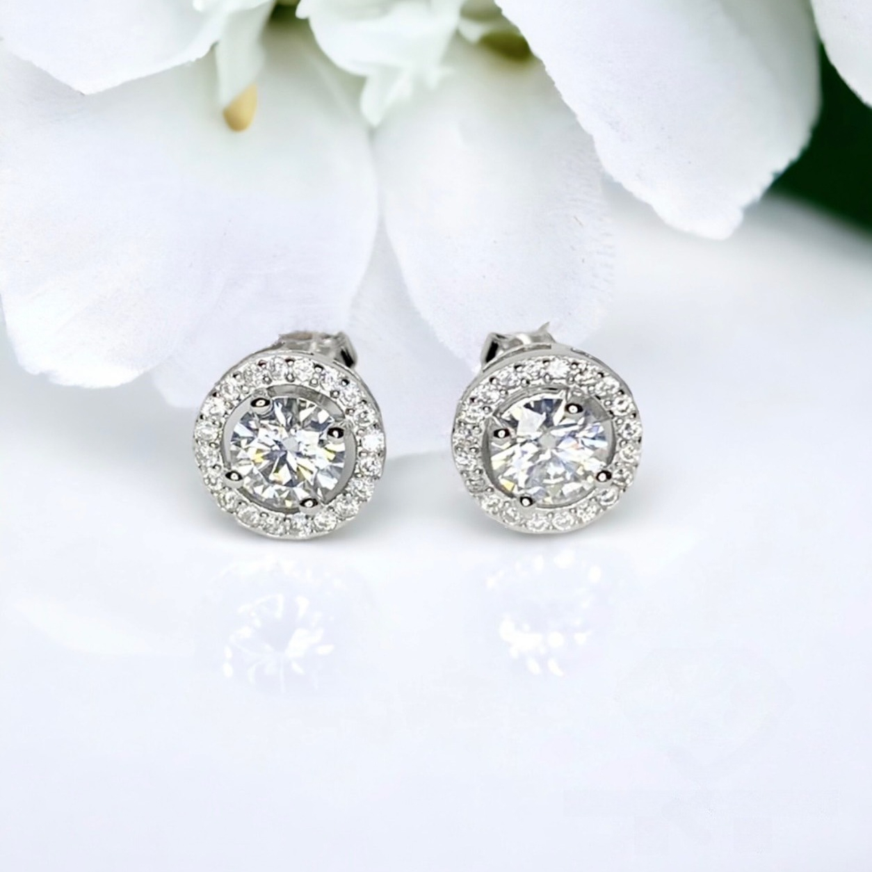Women's Chic Round Cut White Moissanite Stud Earrings, Festive Gift