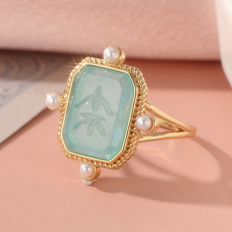 טבעת קריסטל כחולה בעבודת יד, אלגנטית ונצחית לנשים - מתנה מושלמת בהשראת וינטג' לחג המולד