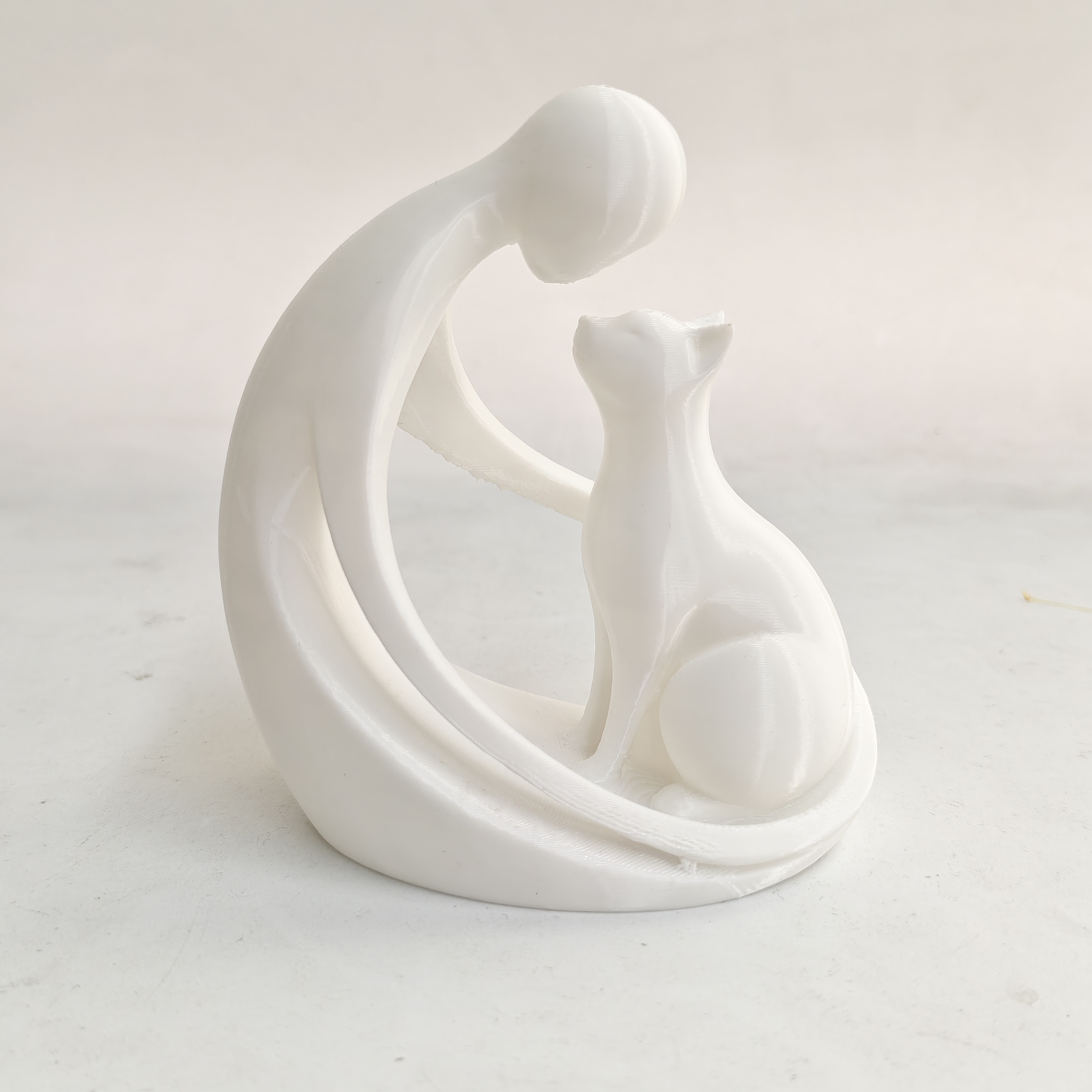E-shop Ein ideales Geschenk für Katzenliebhaber: Diese moderne, abstrakte Schreibtischdekoration mit einer Statue und einer Katze ist ein bezauberndes