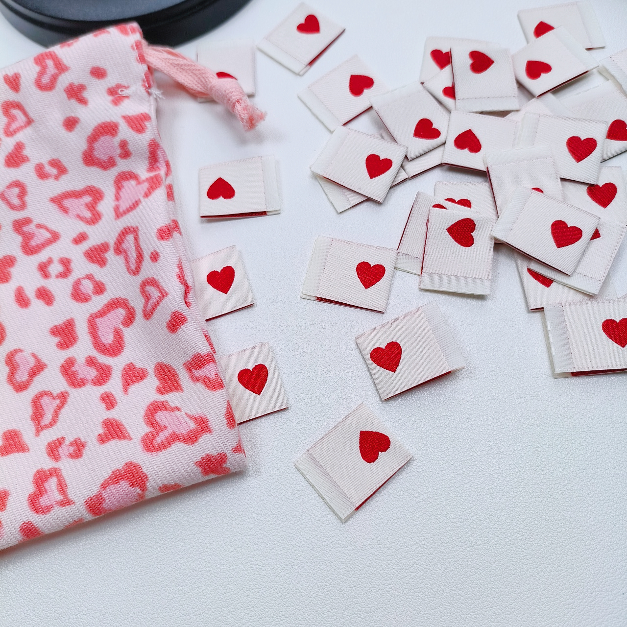 E-shop Handgefertigte Nähetiketten Herz gewebte Etiketten, aufnähbare Kleidungsetiketten, DIY-Anhänger Bastelzubehör für Hüte, Schals, Haarbänder,
