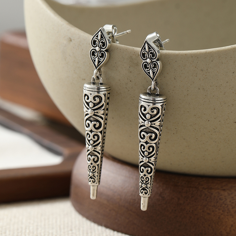 TEMU Vintage Style Tapered Long Earrings With Embossed Grass Patterns Throughout, Versatile And Niche Earrings For Women' , Vintage Outfits, And