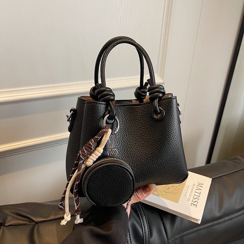 Image of A Minimalist And Elegant Handbag, A Solid Color Bag, Large Capacity With A Pendant Coin Purse, New Korean-style Shoulder Bag, Women's Trendy Crossbody Bag, In 4 Colors