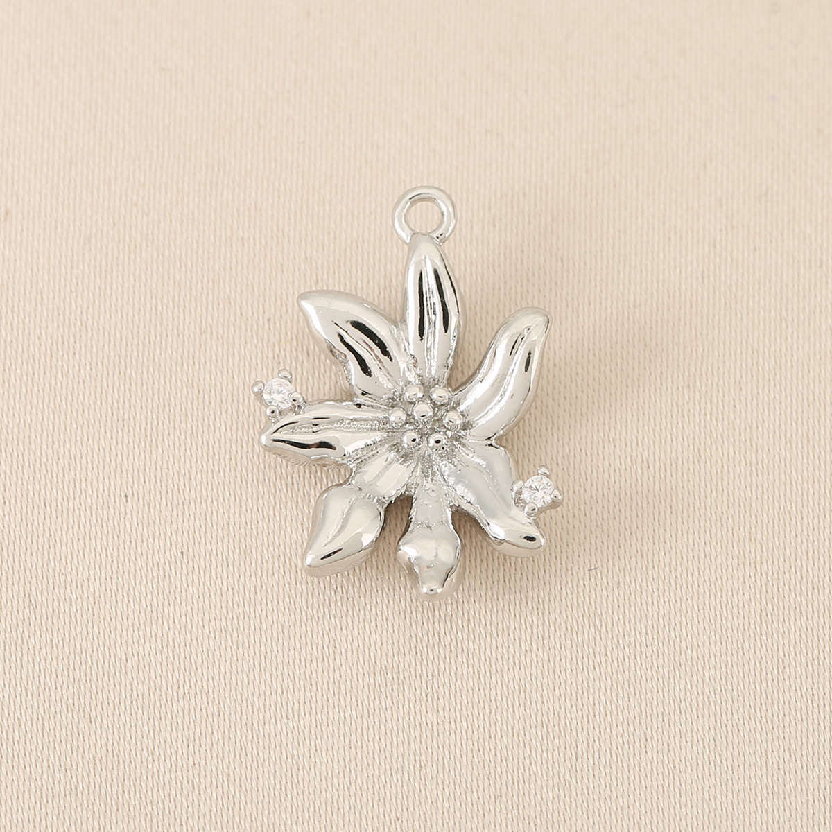 3pcs Unisex Six-Petal Flower Pendant Necklace Set with Zirconia