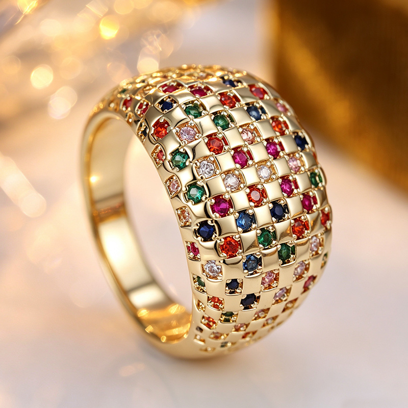 TEMU Bague large style Palace pour femmes, avec un motif à carreaux et un ensemble dense de zircons synthétiques circulaires multicolores. C'est une