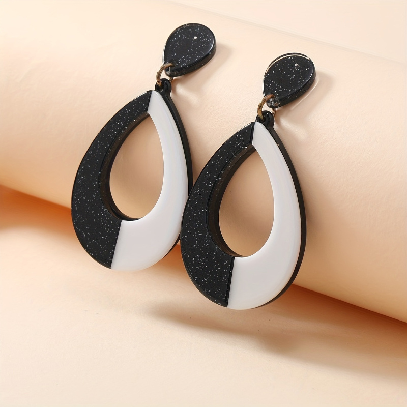 TEMU A Pair Of Easy And Versatile Round Earrings With Creative Striped Oval Earrings