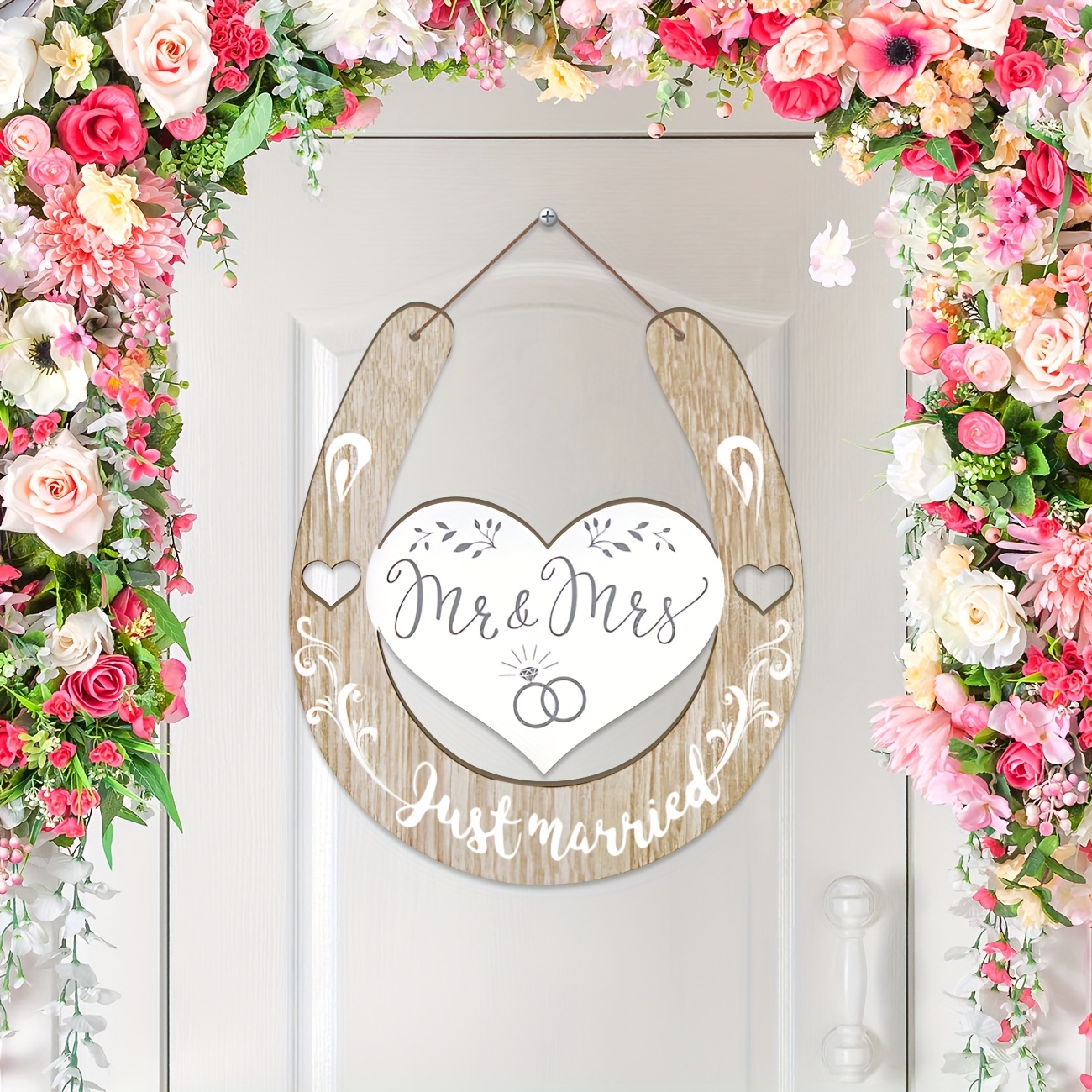 E-shop Dekoratives Holzschild mit klassischem Hufdesign, Vintage-Holzmaserung, weißem Herz mit "" handgeschriebenem Text, "Just Married" Umrandung,