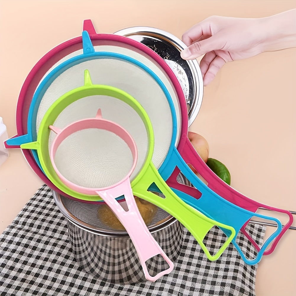 Juego de 4 coladores multifuncionales con asa - Filtro de cocina colorido, apto para té, zumo, leche de soja - Diseño duradero de plástico de grado alimenticio, asa ergonómica y malla fina - Utensilio de cocina que ahorra espacio, jarra filtradora de agua para encimera, infusor de té, diseño