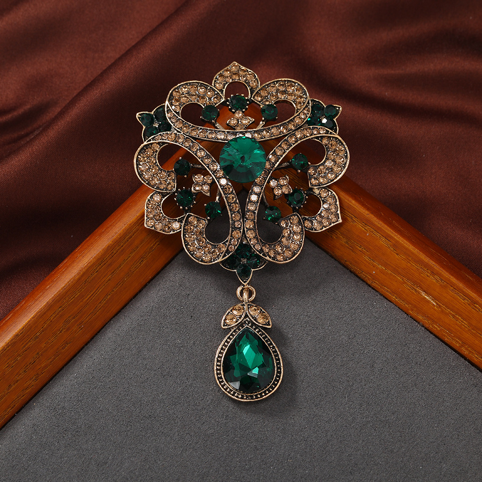 Image of Vintage Style Green Rhinestone Brooch, Women's Fashionable , Elegant And Unique Geometric Flower Brooch, Clothing Additions With Sparkling Rhinestone Details, Gift