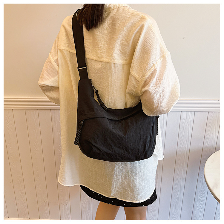 Borsa hobo in tela con nappe e tracolla larga regolabile_voghion.com