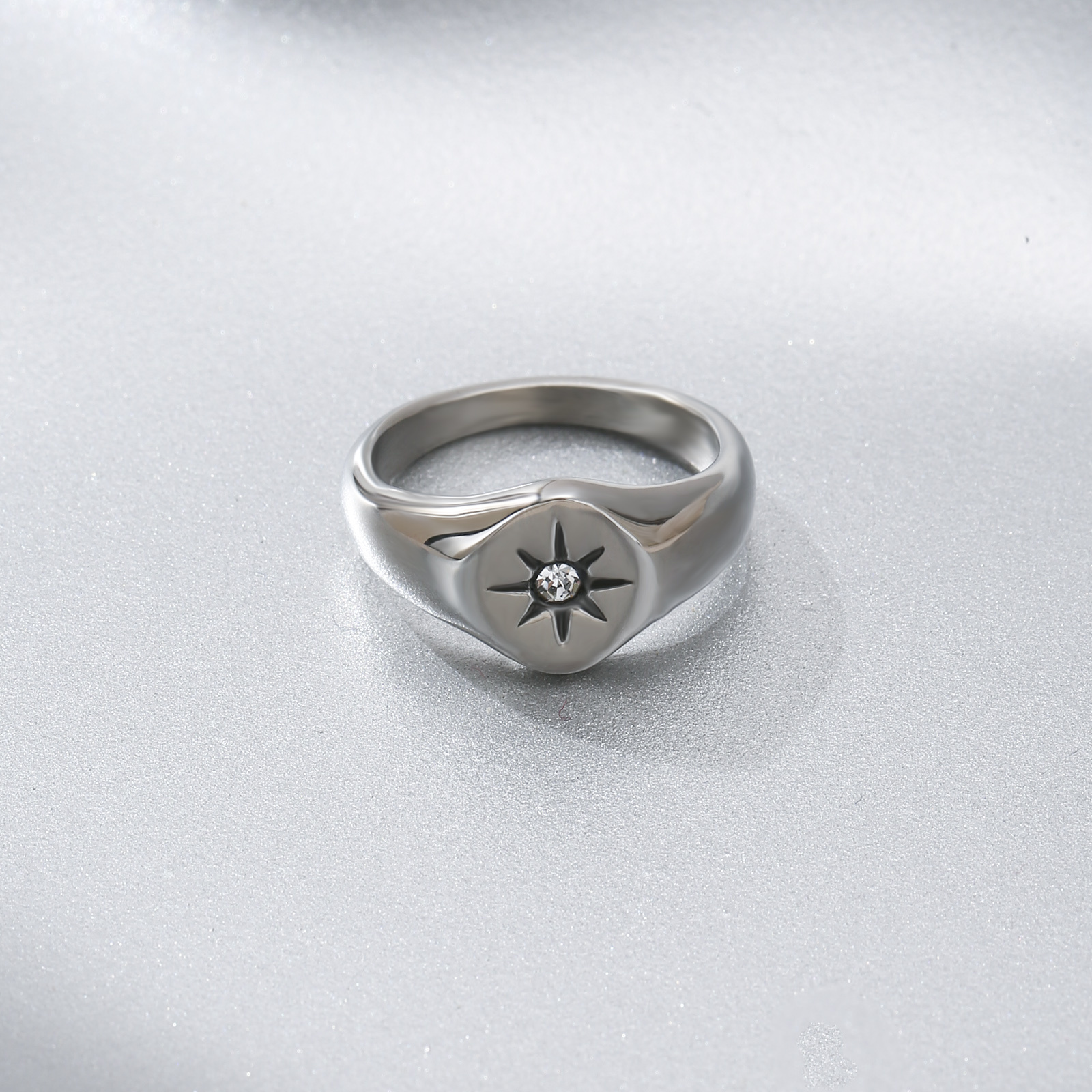 A Single 304l 304l Stainless Steel Signet Ring Featuring An -pointed Star With An Inlaid Stone, Designed In A Minimalist Vintage Style, Perfect As A Gift For Men, Without Battery