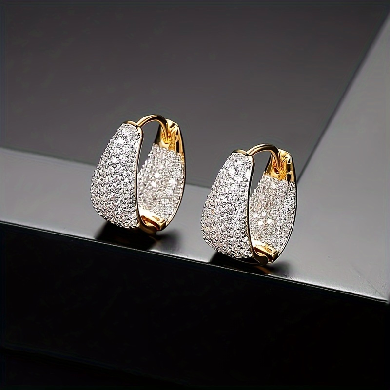 A Pair Of Women's Fashion Earrings, Fully Set With Synthetic Cubic Synthetic Zirconia, Perfect For Gifting Or Wives During The Holidays