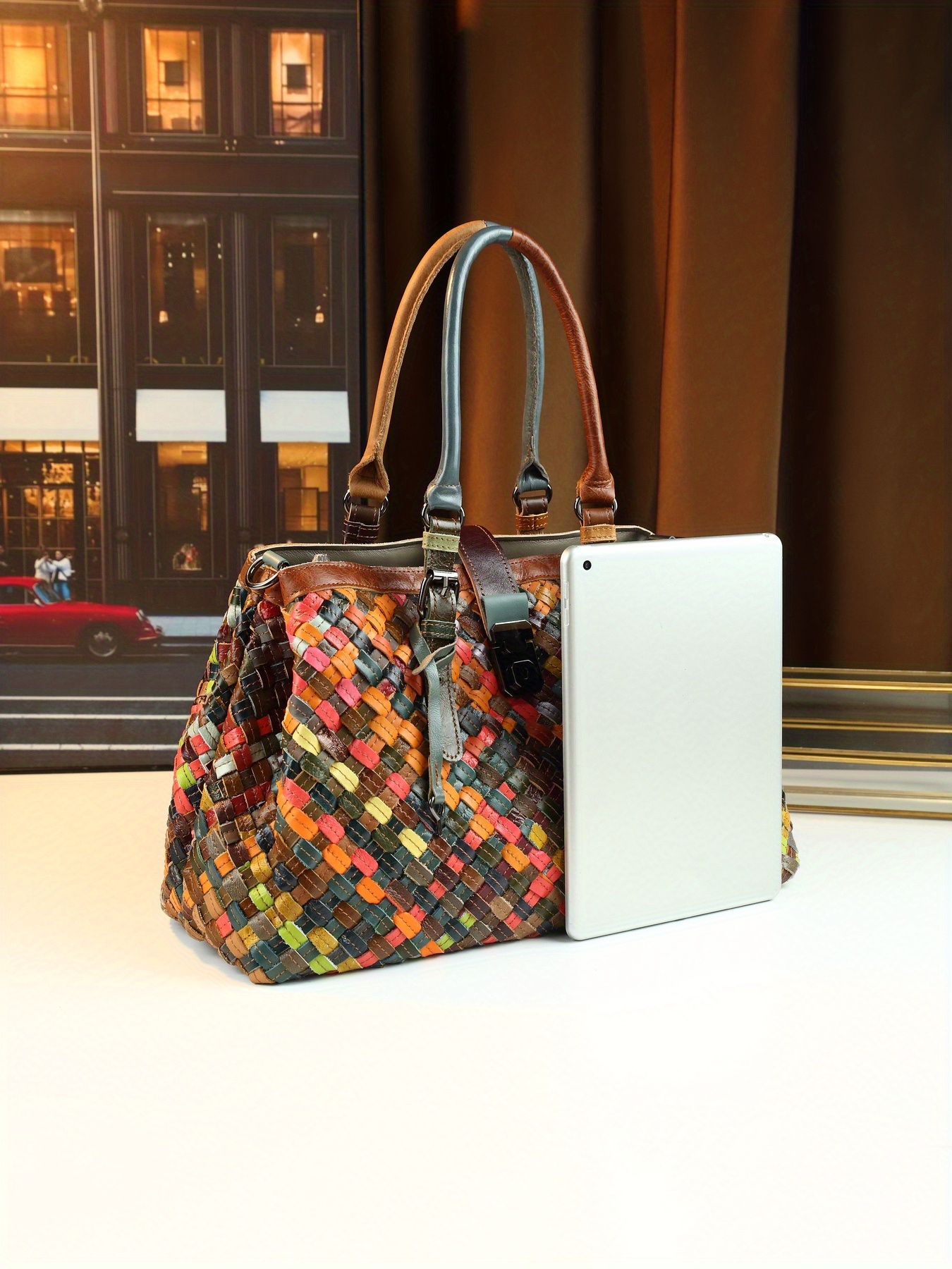 Handbag interior with zipper closure