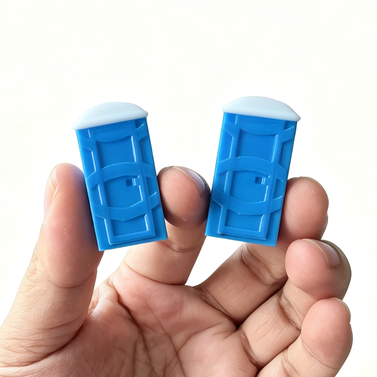 TEMU 2pcs 1:87 Scale Portable Toilet Model, Blue-white Dual-color Mobile Restroom, Mini Construction Site Decoration, Diorama Accessory For Car Scene