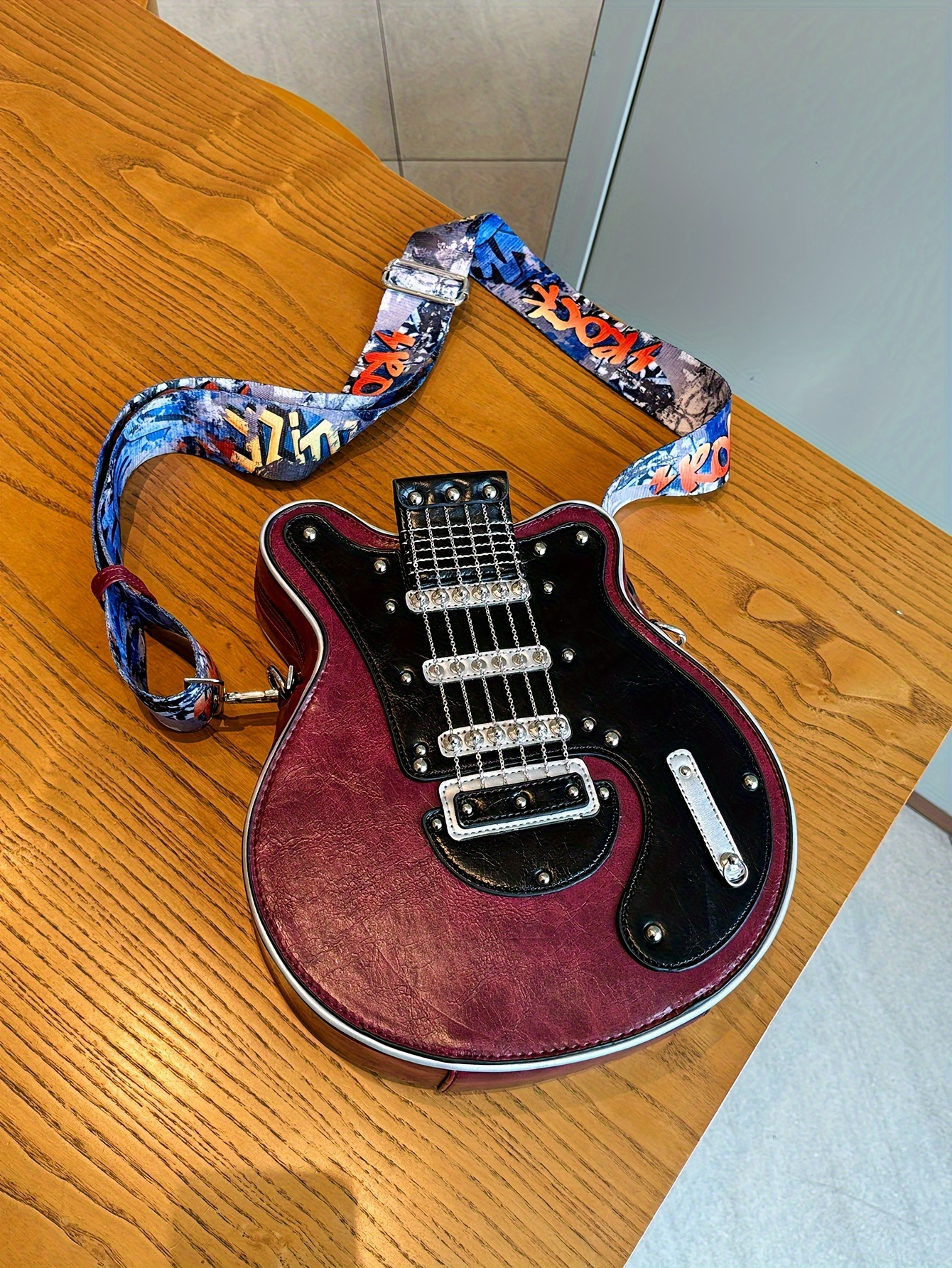 Distinctive Creative Y2K Hot American Style  Guitar Shaped Bag Beth Guitar Shaped Bag Shoulder Bag Crossbody Bag Fashionable Chain Rivet Decoration Color Contrast Wide Shoulder Strap Women's Bag Street Unisex Bag