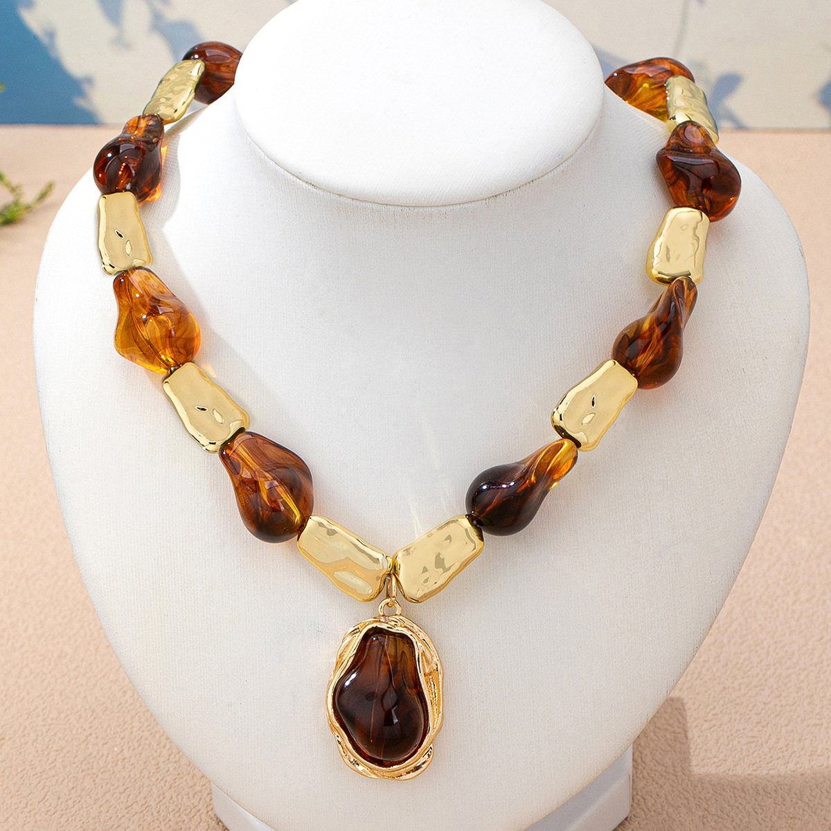 TEMU Collar Vintage de de ámbar, cuentas de resina irregulares con bloque de metal martillado, collar corto para mujer con colgante grande, accesorio