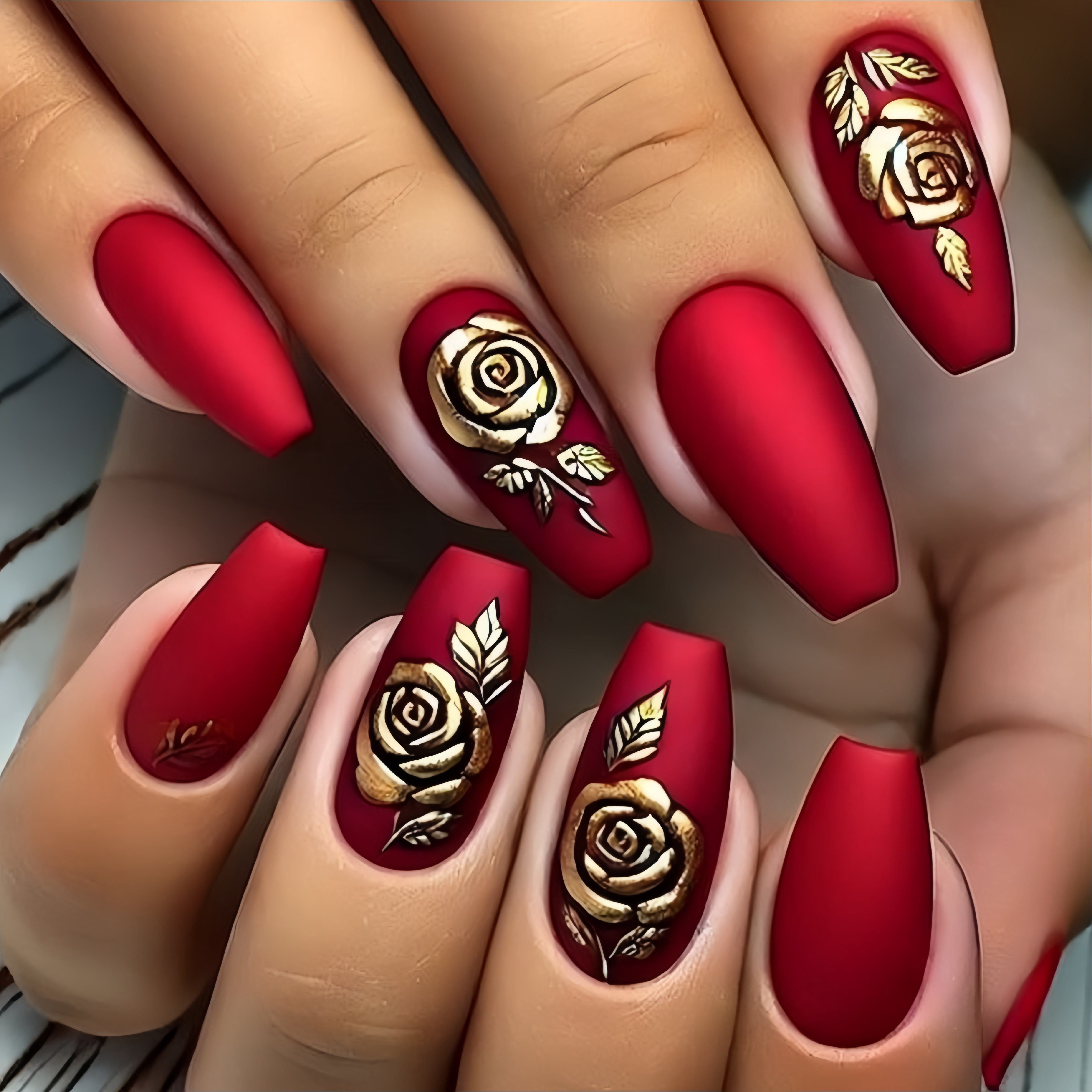 TEMU 24pcs Valentine's Day Nails, Three-dimensional Embossed Golden , Medium-length Nails, Women's Nails, Valentine's Day Gift, Romantic Date -on