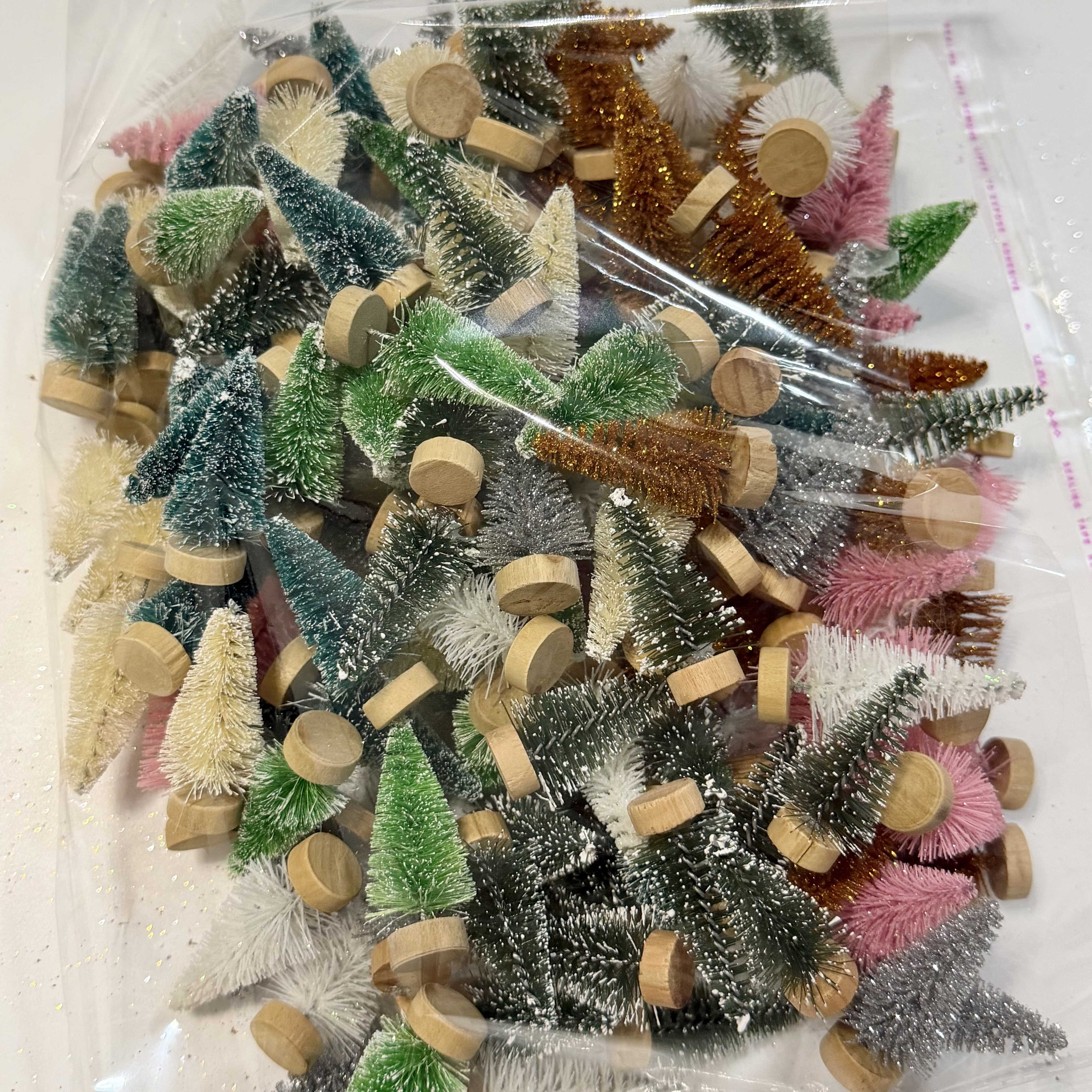 TEMU Mini sapin de Noël artificiel en 8 couleurs mélangées, avec des touches de de neige scintillants, parfait pour les décorations de Noël d'hiver,