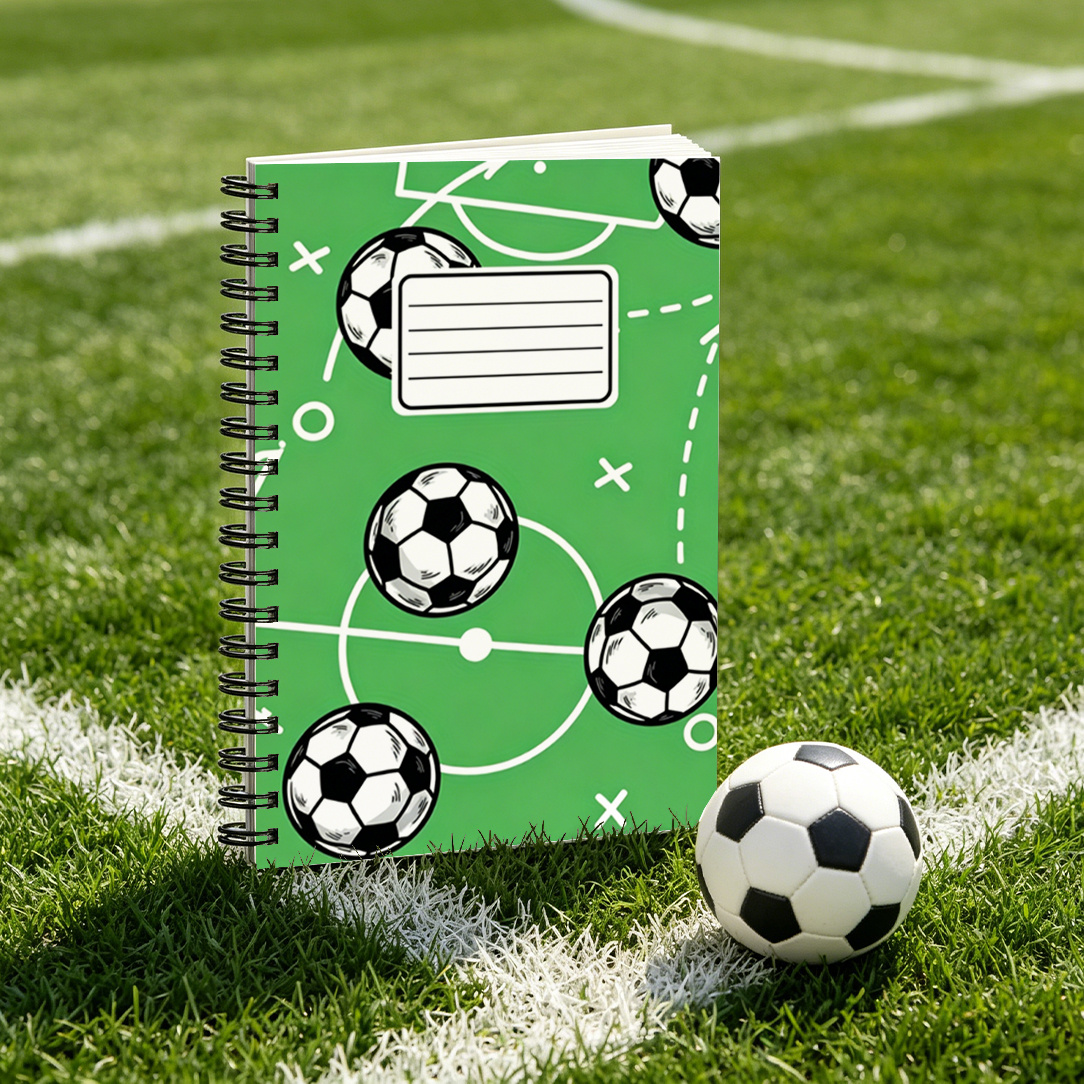 1 kos nogometnega trening zvezka z naslovnico nogometnega igrišča in stranmi za analizo tekem - Trening dnevnik, primeren za trenerje, igralce,