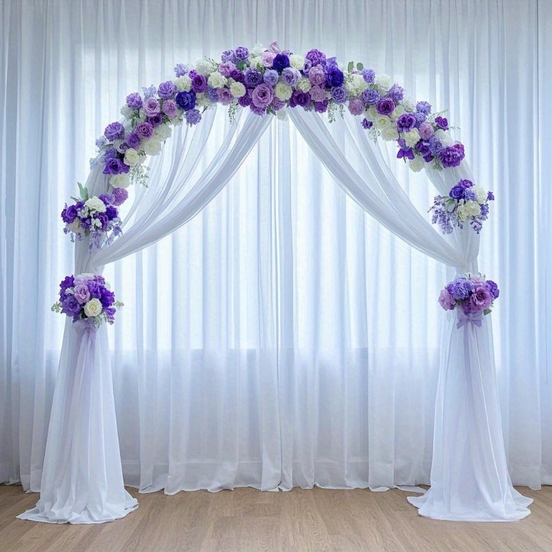 Fiori bianchi dell'arco di disposizione della tenda del tessuto lucido con le tende per la cerimonia nuziale e la decorazione del contesto di ricevimento
