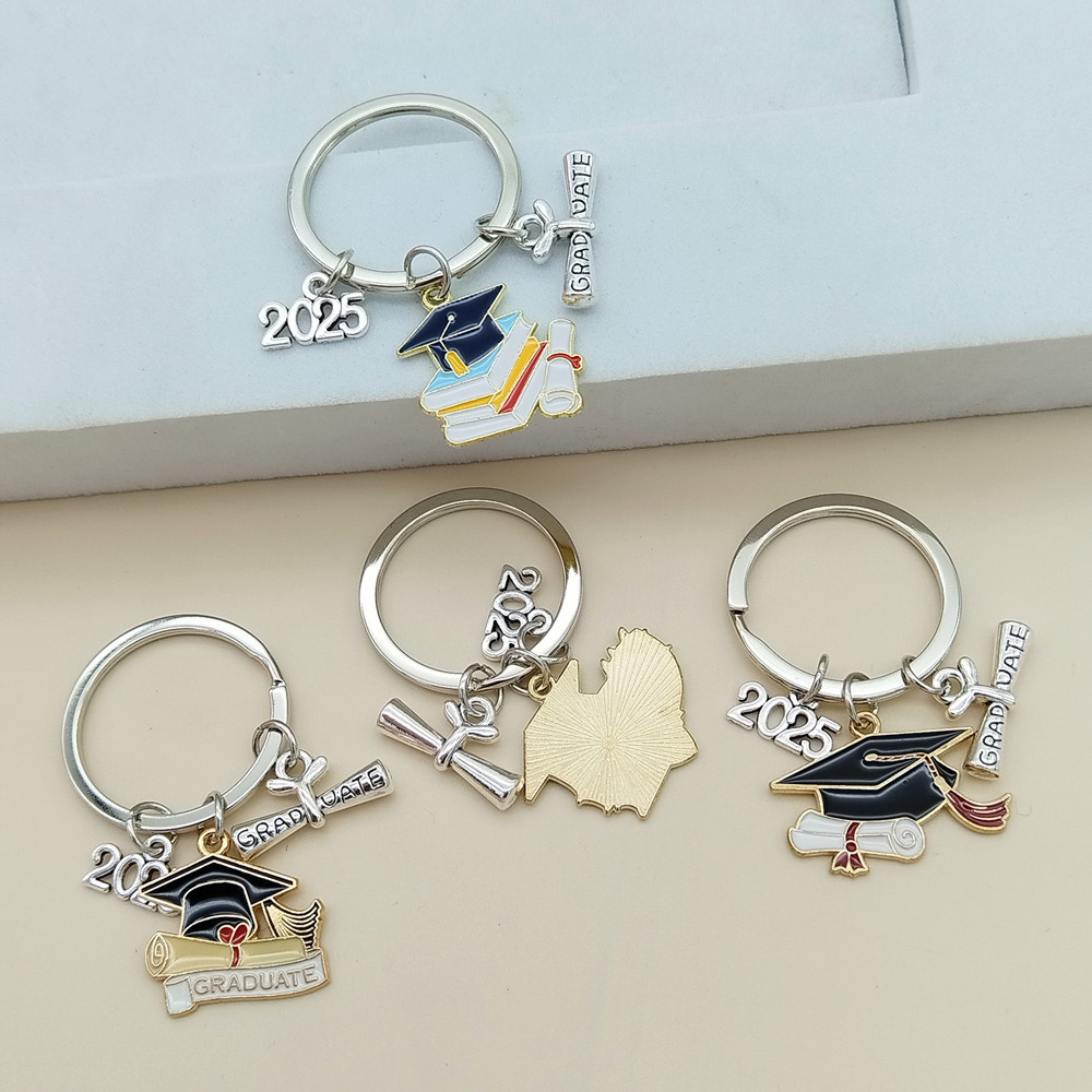 

5pcs 2025 Graduation Keychain Set - Alloy, Stylish Women's Gift With Cap & Charms, "graduate" , Ideal For Backpacks