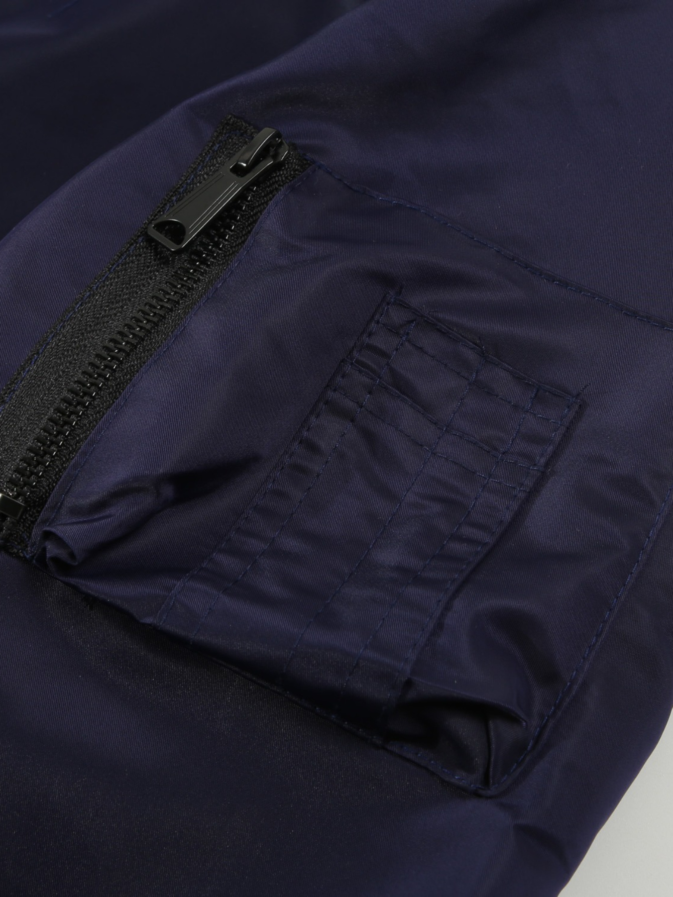 MA1 Pilotjas voor Heren - Vliegtas met Rits en IKON LEGEND Achterkant Print, Volledige Ritssluiting, Opstaande Kraag - Buitenkleed voor Luchtvaartliefhebbers voor Casual & Formele Gelegenheden - Niet-Rekbare Stof - Overgangsjasje voor Lente/Herfst, Cadeaus voor Piloots, Duurzame Polyester Voering, Sportief Ontwerp, Hoogwaardige Stiksel, Jas met Rits, Outdoor Avonturiers