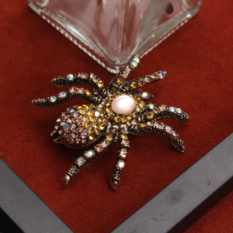 E-shop Glitzernde Spinnen-Brosche – Dieses einzigartige Gothic-Vintage-Accessoire ist ideal für legere Winterkleidung; im Bohemian-Stil, ein Muss für